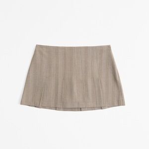 Abercrombie and Fitch mid rise, pleated Classic Tan / light brown mini Skort